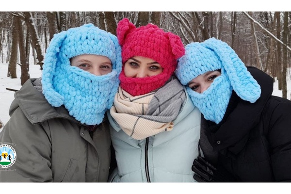 Вяжем балаклавы, чтобы заплатить за свет в детском хосписе