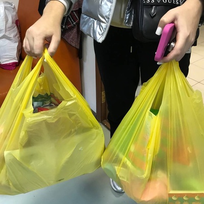 Юные помощники наполнили ведёрко радости игрушками